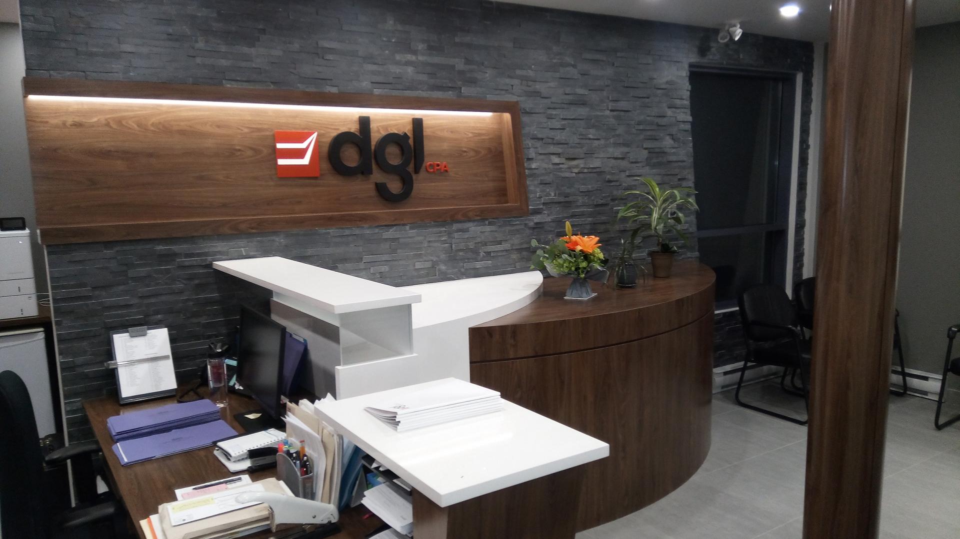 Comptoir d'accueil commercial sur mesure — Menuiserie Lucas