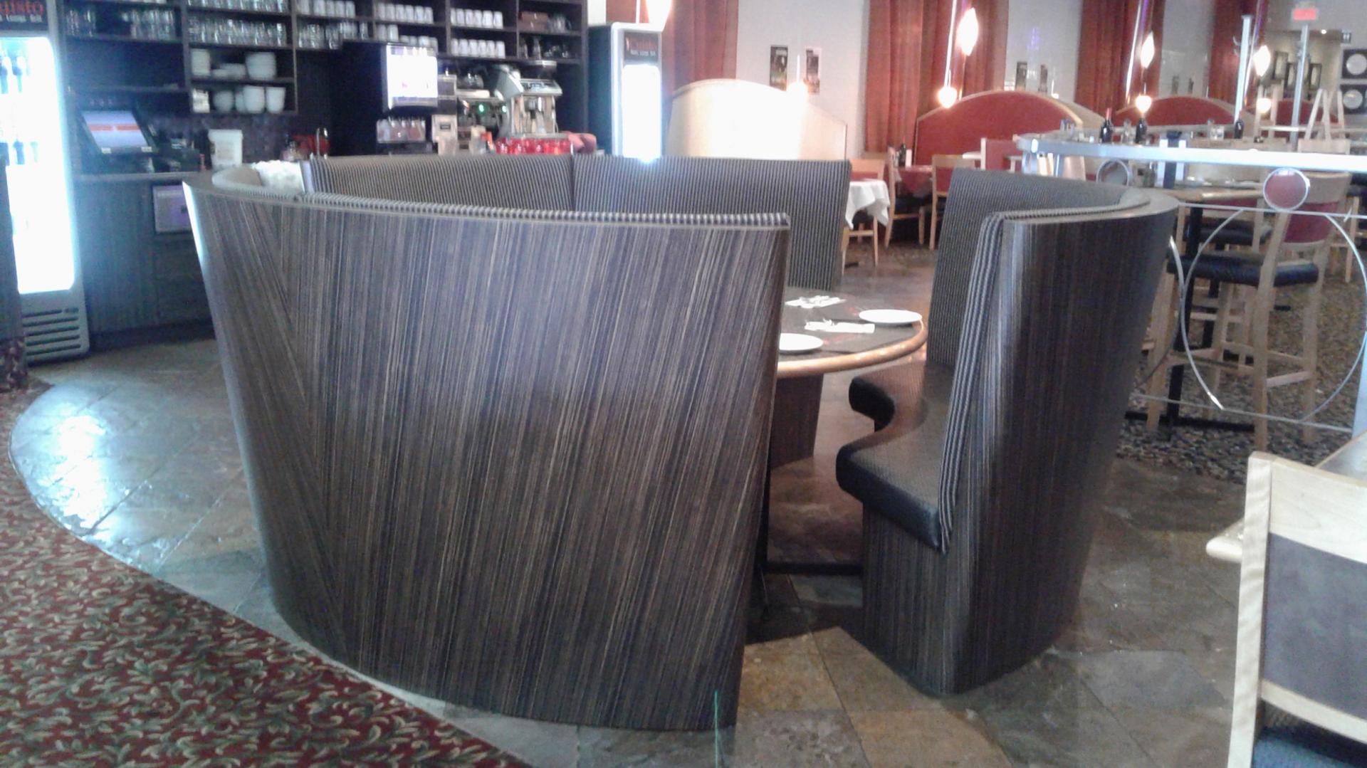 Banquettes de restaurant sur mesure en bois — Menuiserie Lucas